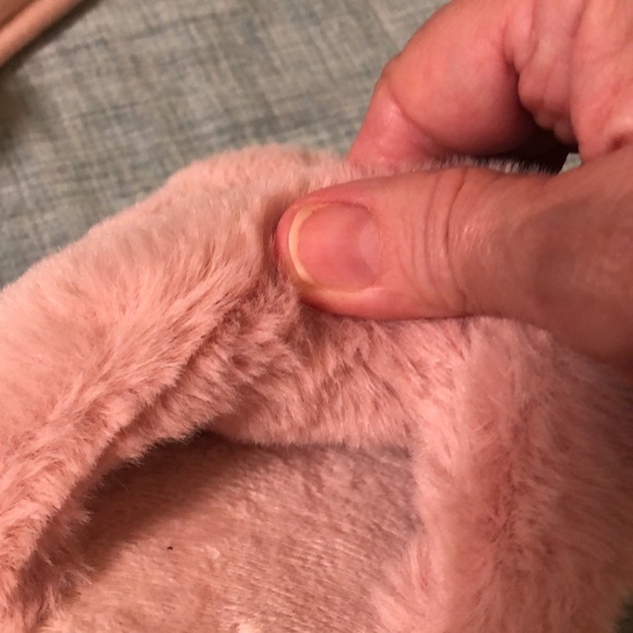 Gorgeously sexy bedroom slippers in blush pink.  Slippers by SNUGLEAVES.  Size 8 - Picture 4 of 8